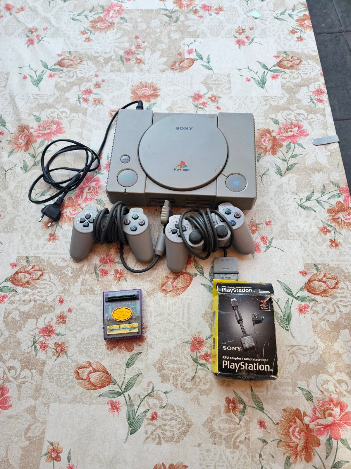 Sony PlayStation 1 (PS1) met Ombouw Adapter en 2 Controllers, Spelcomputers en Games, Ophalen of Verzenden, Gebruikt, Met 2 controllers