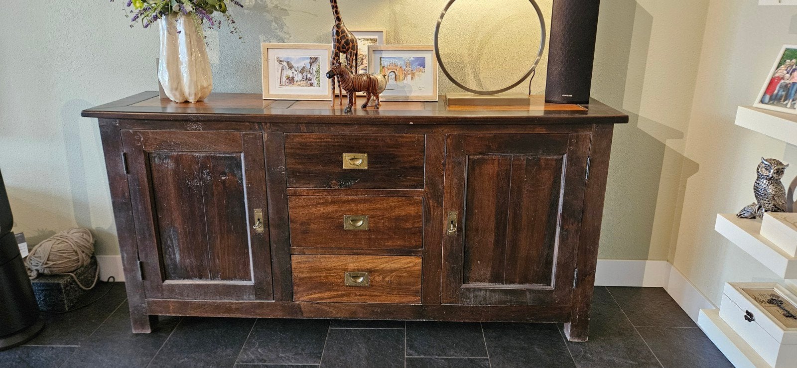 Robuust Koloniaal Teak Dressoir met Karakter, Huis en Inrichting, Kasten | Dressoirs, Ophalen of Verzenden, 25 tot 50 cm, 150 tot 200 cm