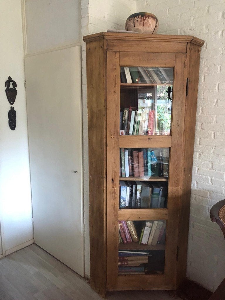 Vintage houten hoekkast met glazen deuren, Antiek en Kunst, Ophalen
