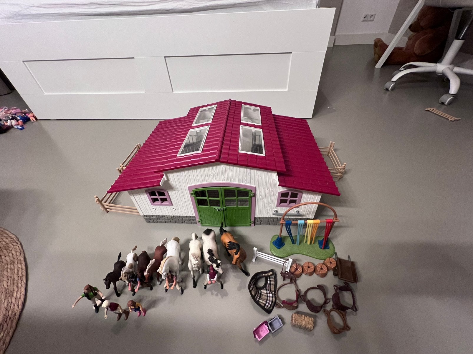 Schleich paardenstal met paarden en attributen, Ophalen, Zo goed als nieuw
