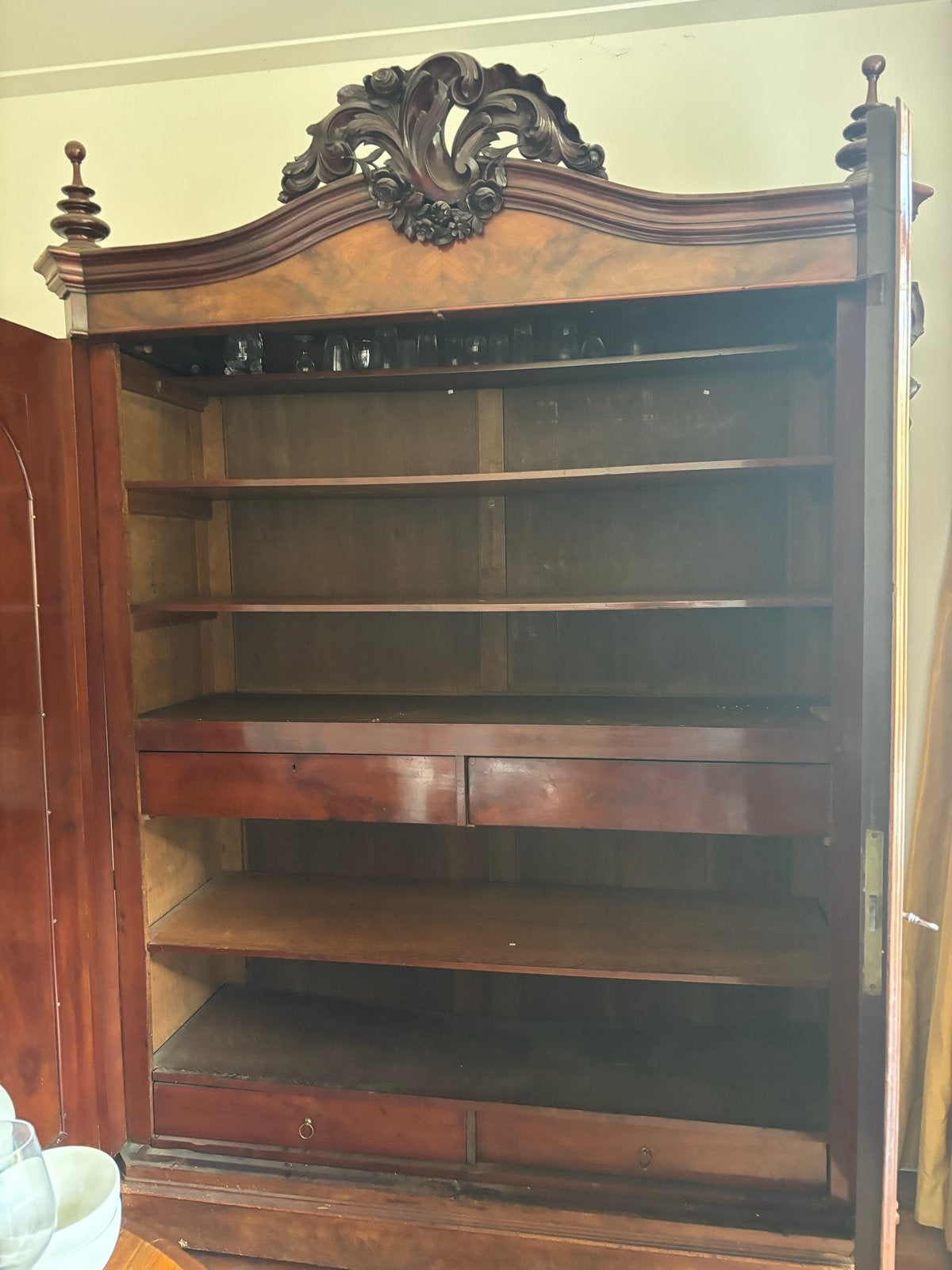 Antieke mahoniehouten kast met sierlijk houtsnijwerk, Antiek en Kunst, Ophalen