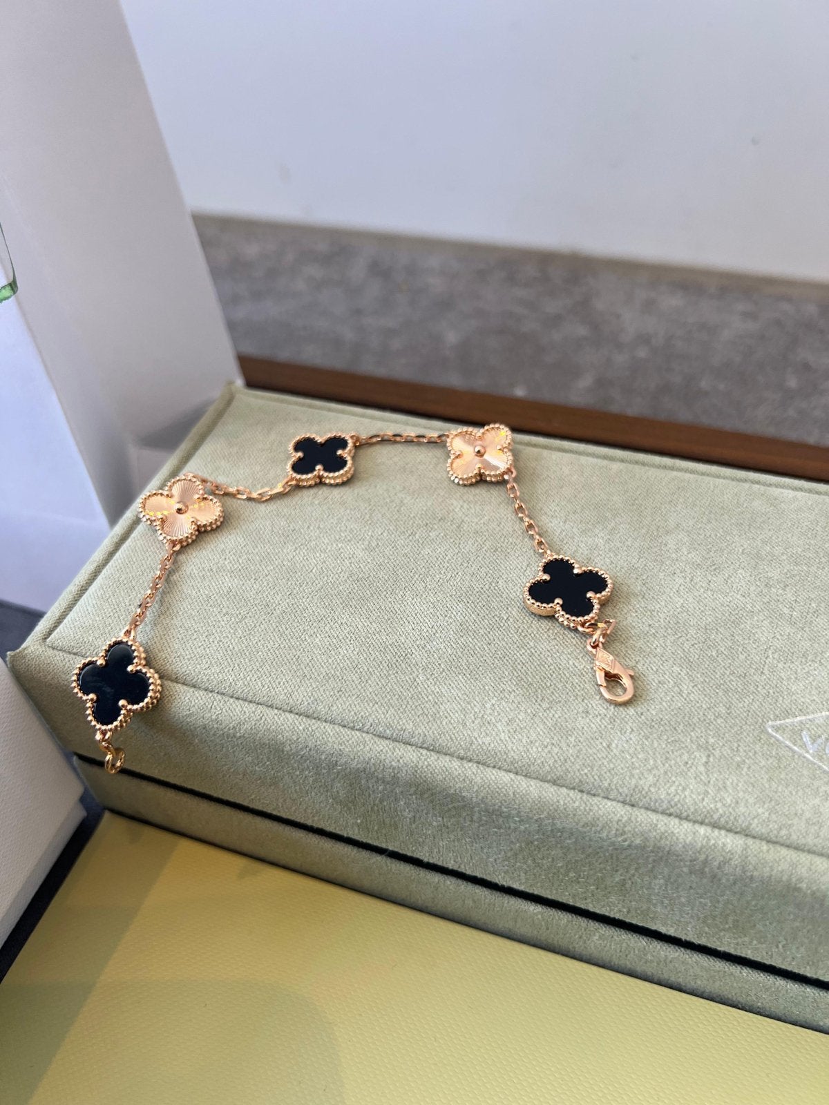 Van Cleef & Arpels Armband Zwart rosé, Sieraden, Tassen en Uiterlijk, Ophalen of Verzenden, Zo goed als nieuw, Zwart, Goud