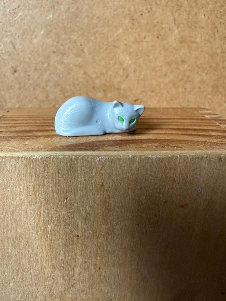 Poes - 2.7cm lang - kunststof, Verzamelen, Poppenhuizen en Toebehoren, Ophalen of Verzenden, Zo goed als nieuw, Poppenhuis