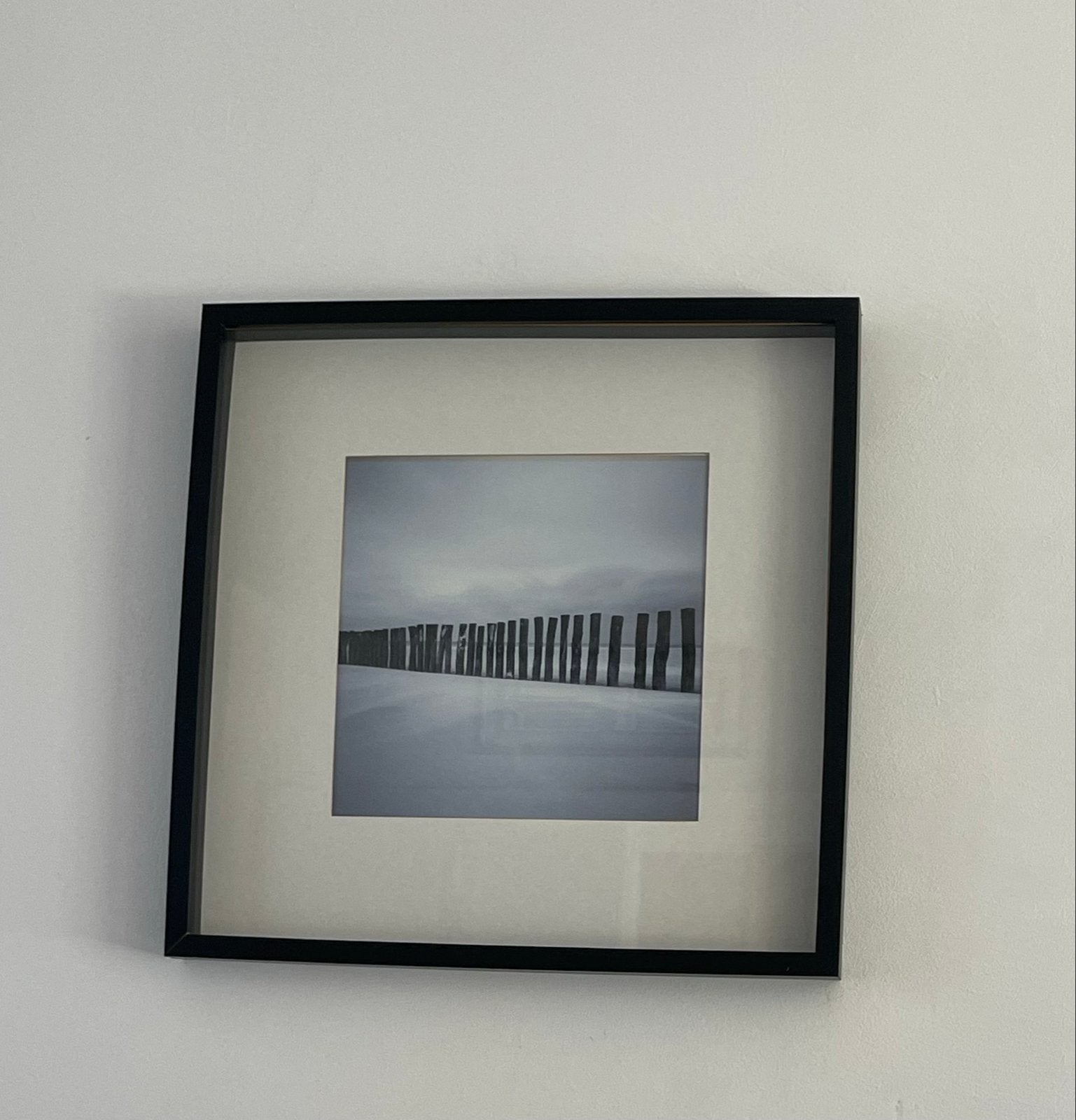 Mooi ingelijst schilderij van strandpalen, Antiek en Kunst, Ophalen, Schilderij, Fotografie, Ingelijst