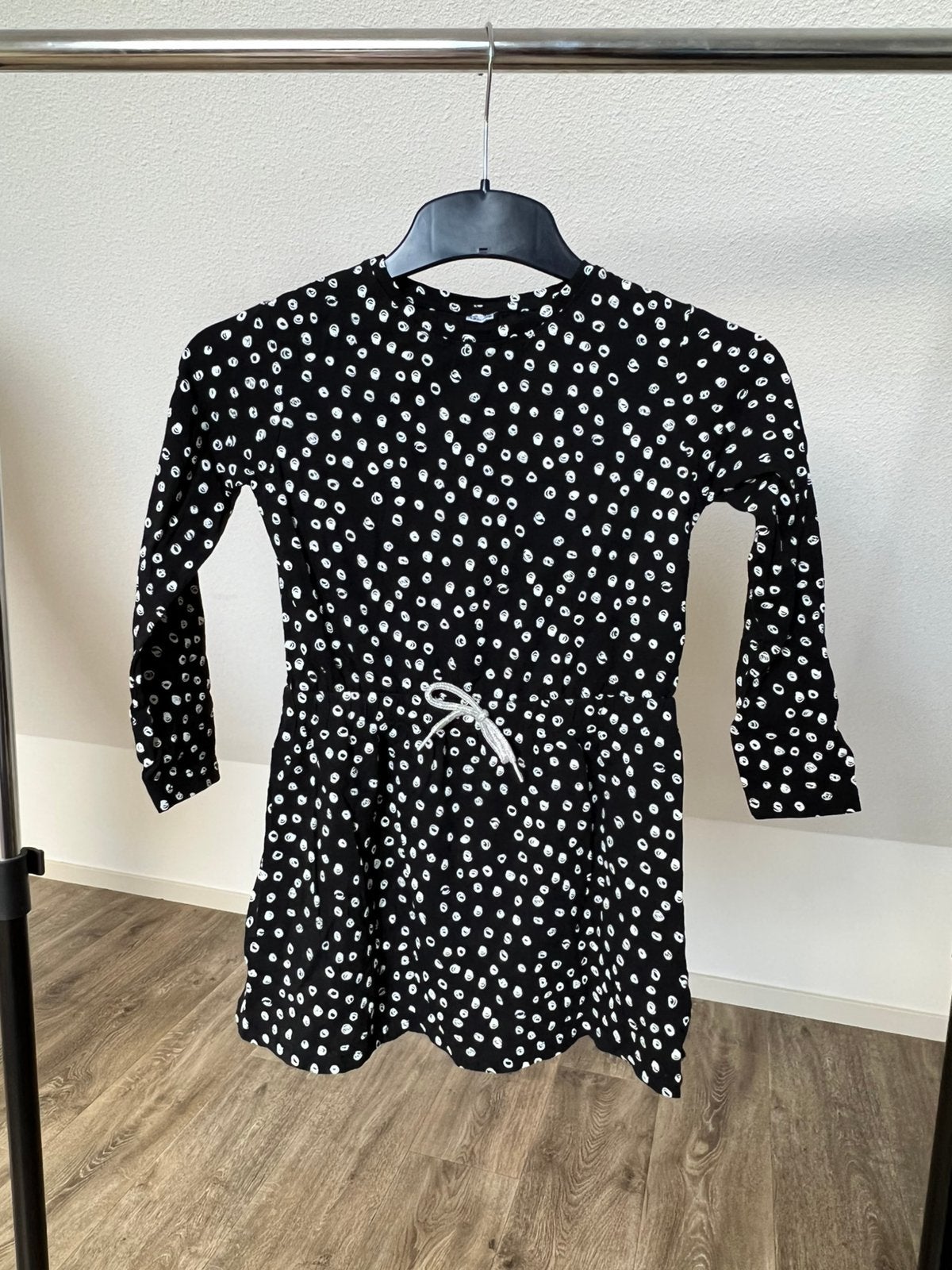 Jurk zwart met wit maat 122/128, Kinderen en Baby's, Kinderkleding | Maat 122, Ophalen of Verzenden, Zo goed als nieuw, Meisje