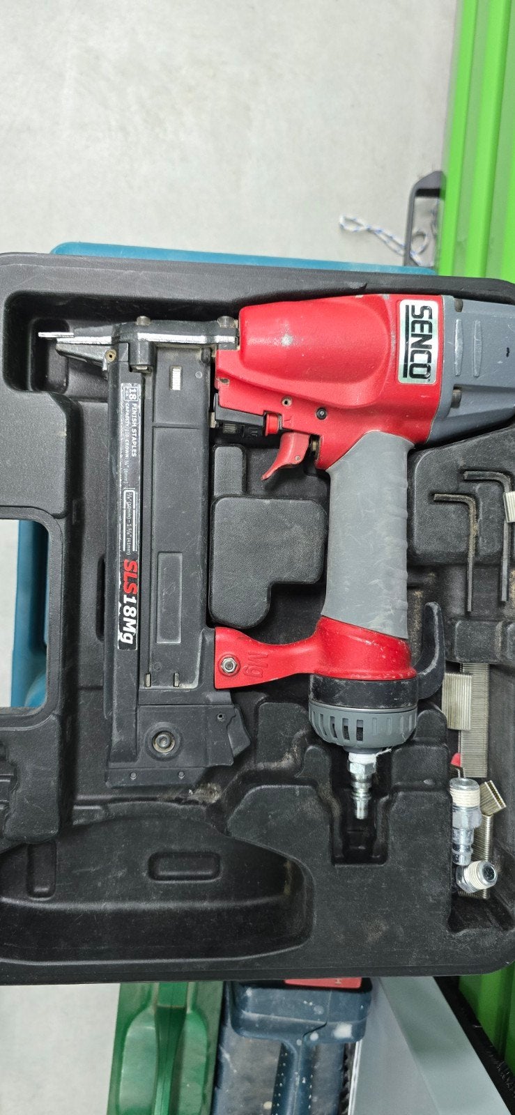 Senco SLS18Mg tacker met koffer - Zo goed als nieuw, Doe-het-zelf en Verbouw, Gereedschap | Handgereedschap, Ophalen, Zo goed als nieuw