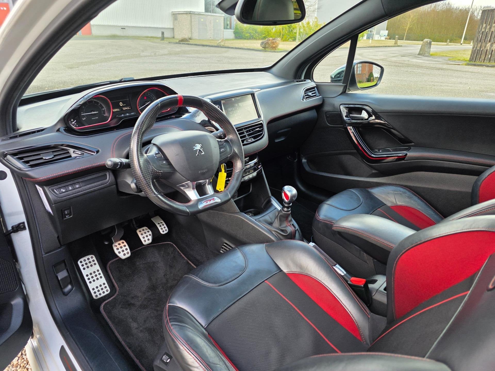 Peugeot 208 1.6 e-THP GTi NIEUWSTAAT pano/AIRCO/cruise/NAVI, Auto's, Peugeot, Voorwielaandrijving, Gebruikt, Euro 6, Origineel Nederlands