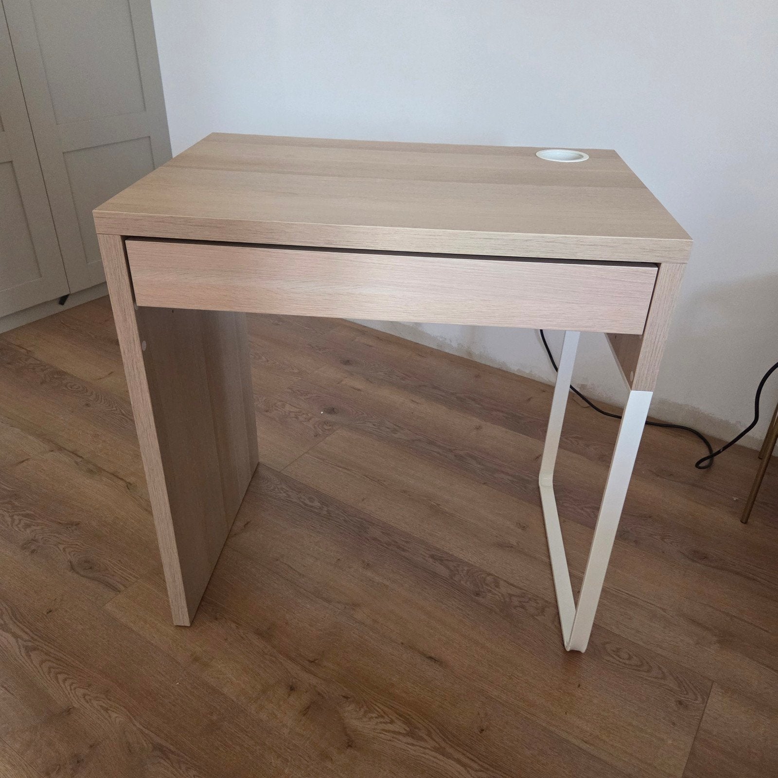 Micke bureau Ikea 73x50 cm geglazuurd eiken, Ophalen, Spaanplaat of MDF, Kabelgoot, Zo goed als nieuw