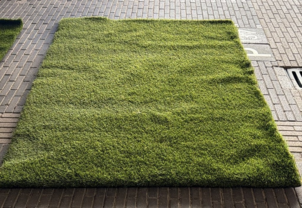3 stukken kunstgras (ruim 6m2) + tape, Ophalen, Zo goed als nieuw, Minder dan 10 m², Kunstgras