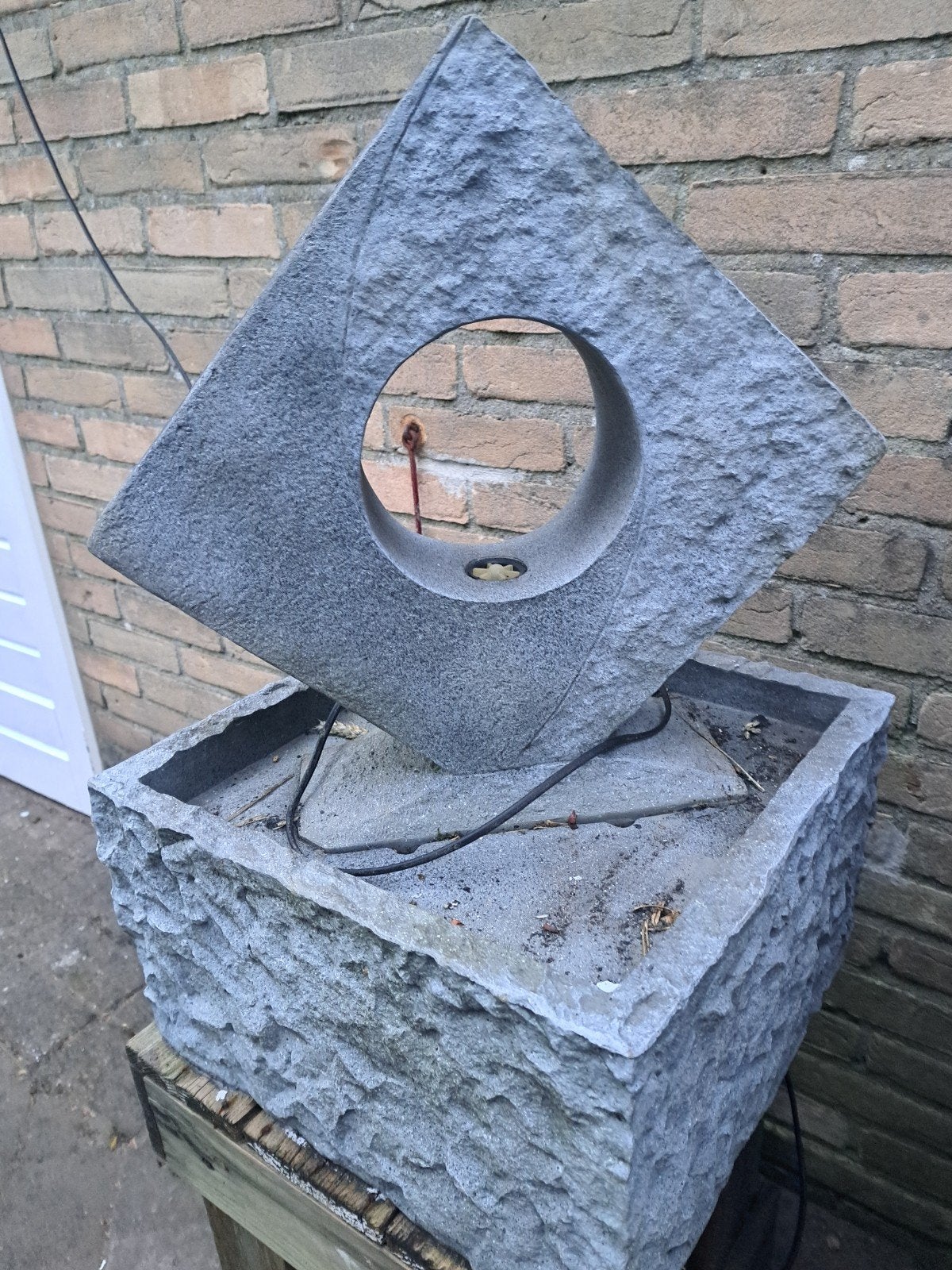 Fontein grijs elektrisch. met stekker., Ophalen of Verzenden, Gebruikt, Kunststof, Waterornament