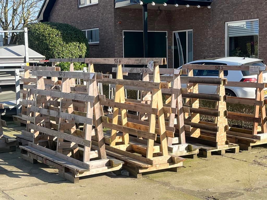 Diverse houten A-bokken en T-bokken. Glasbok, kozijnbok, Ophalen