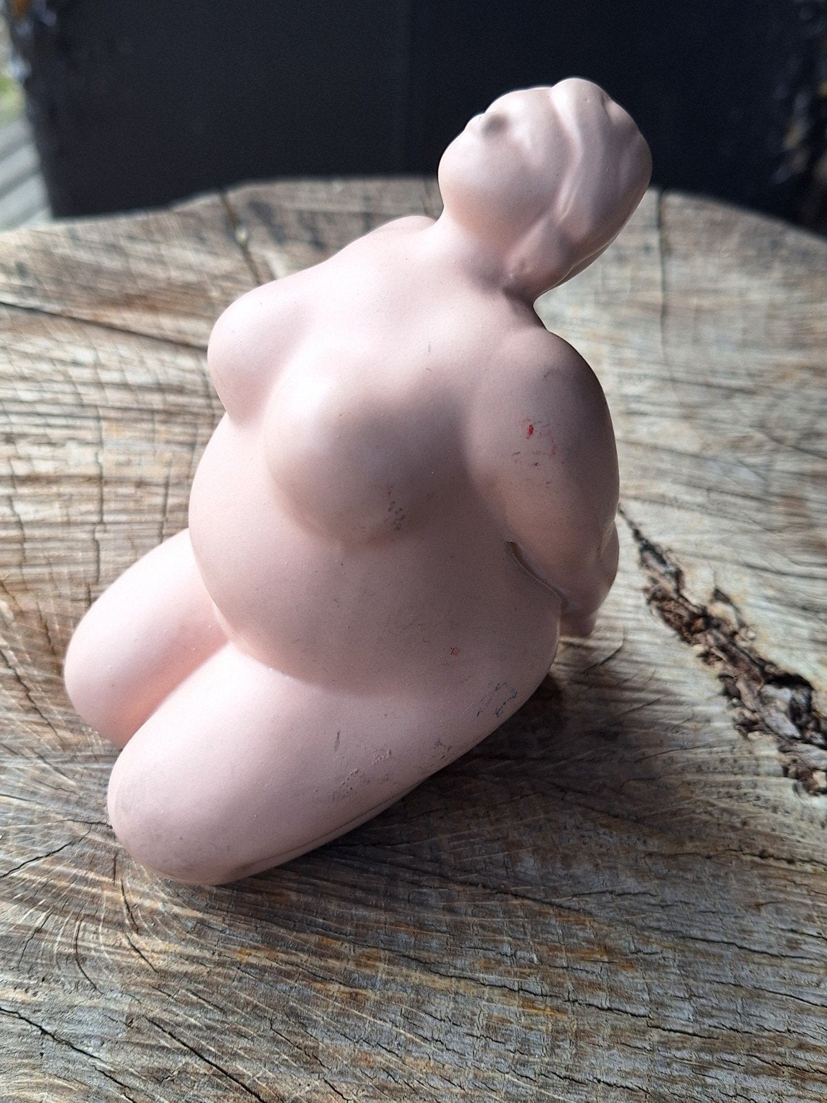 Roze beeldje van zittende vrouw, Venus van Willendorf stijl, Ophalen of Verzenden