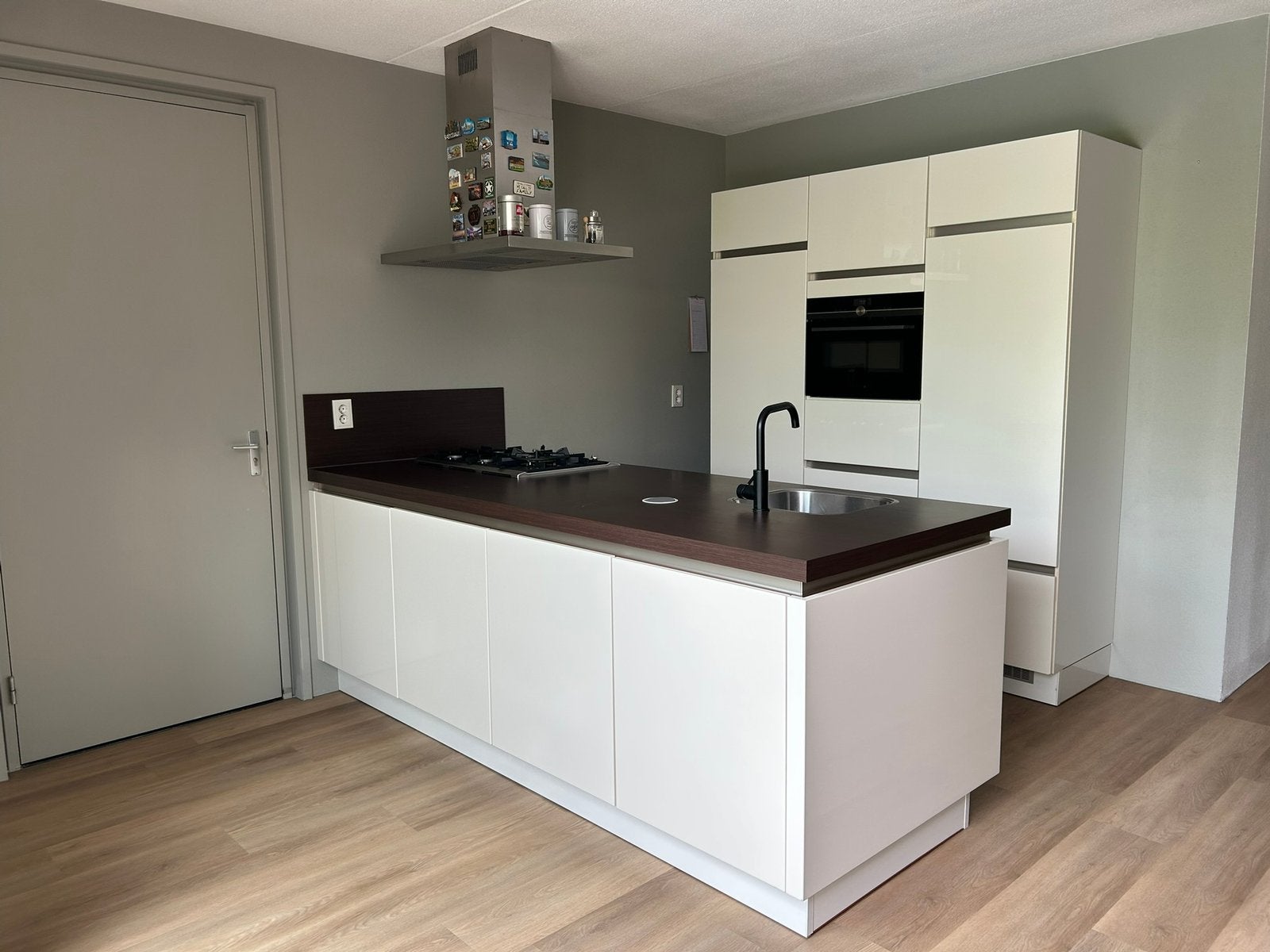 Moderne witte keuken met inbouwapparatuur - zelf demonteren, Ophalen, Gebruikt, Wit, Greeploos