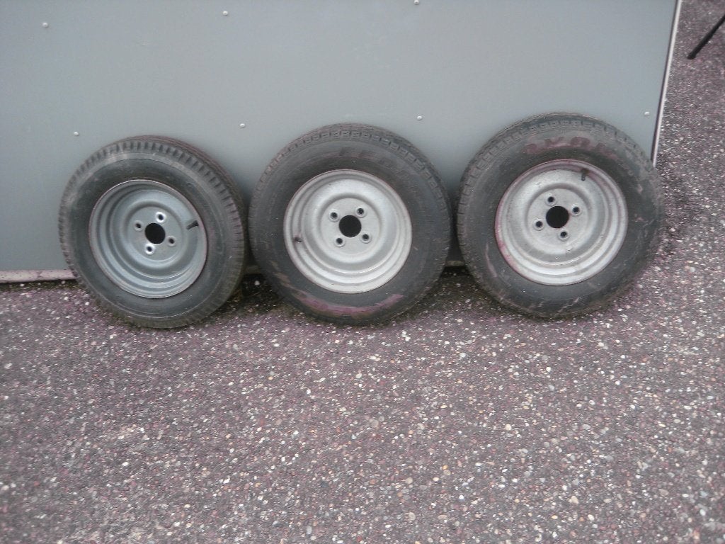 te koop 3 banden met 4 gaats velg 145 - 12 inch, Auto diversen, Aanhangwagen-onderdelen, Ophalen, Zo goed als nieuw