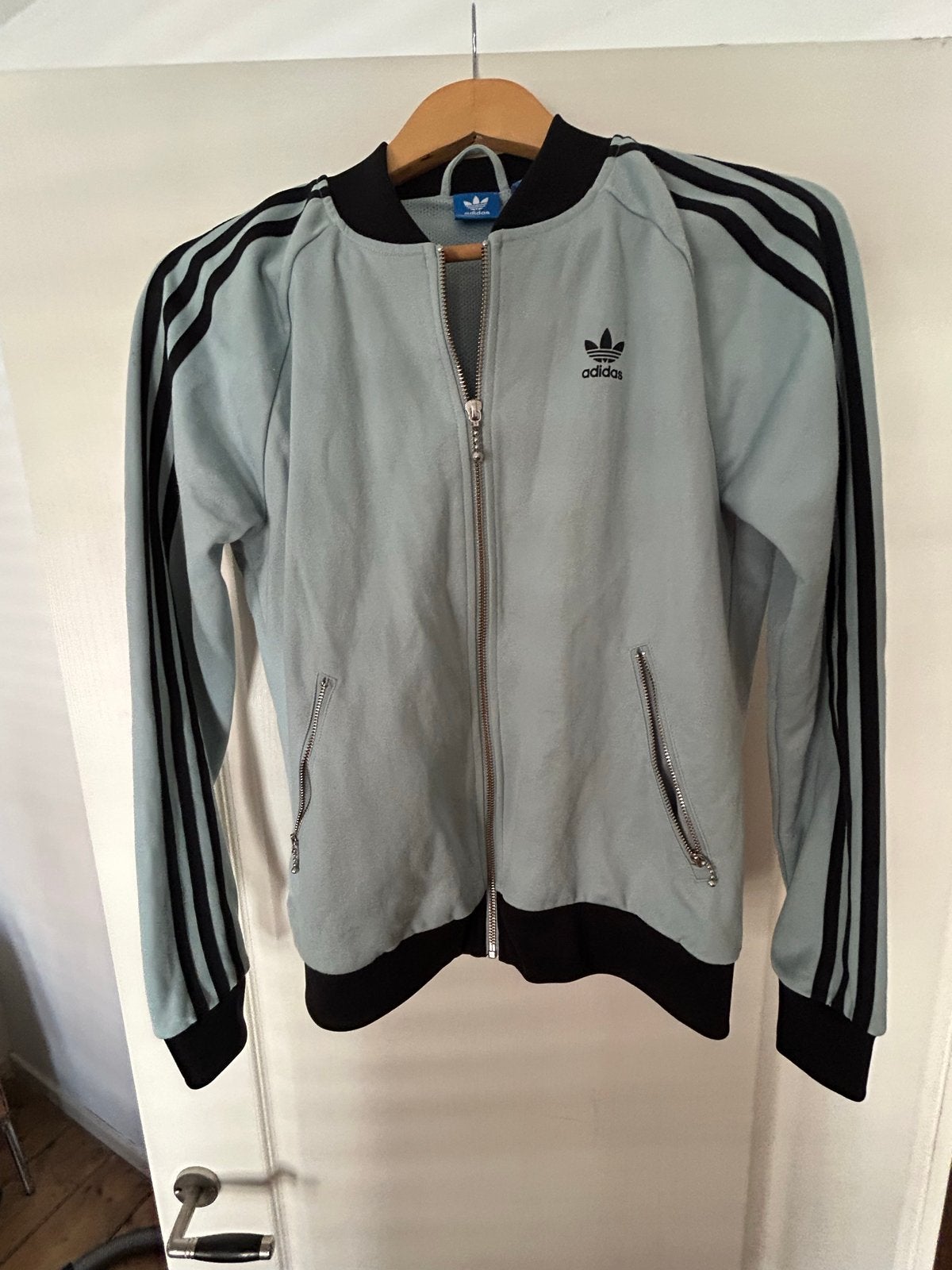 IJsblauw Adidas jackje dames, maat M, Ophalen, Gedragen, Maat 38/40 (M), Blauw