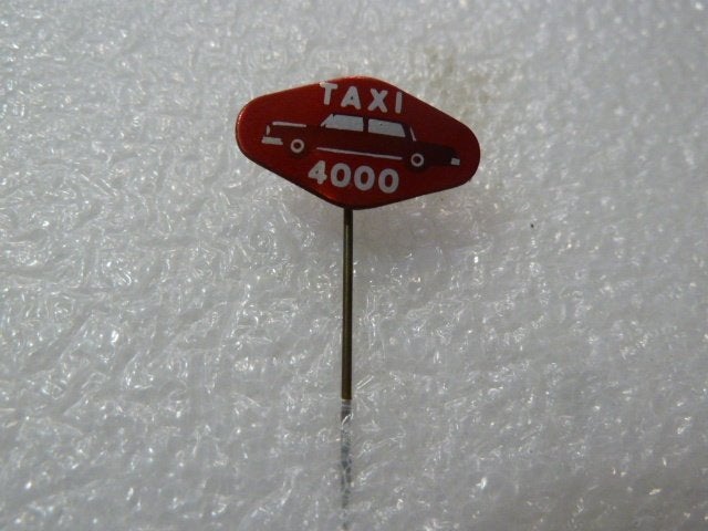 Vintage Taxi 4000 Speldje - Rood met Auto, Verzamelen, Ophalen of Verzenden, Gebruikt, Transport, Speldje of Pin