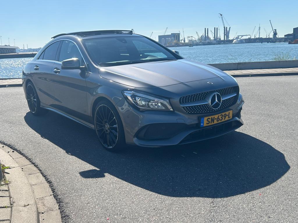 Mercedes-Benz CLA 180 i AUT AMG PAKKET PANO CAMERA LED LEDER, 4 cilinders, 715 kg, Bi-Xenon koplampen, 122 pk