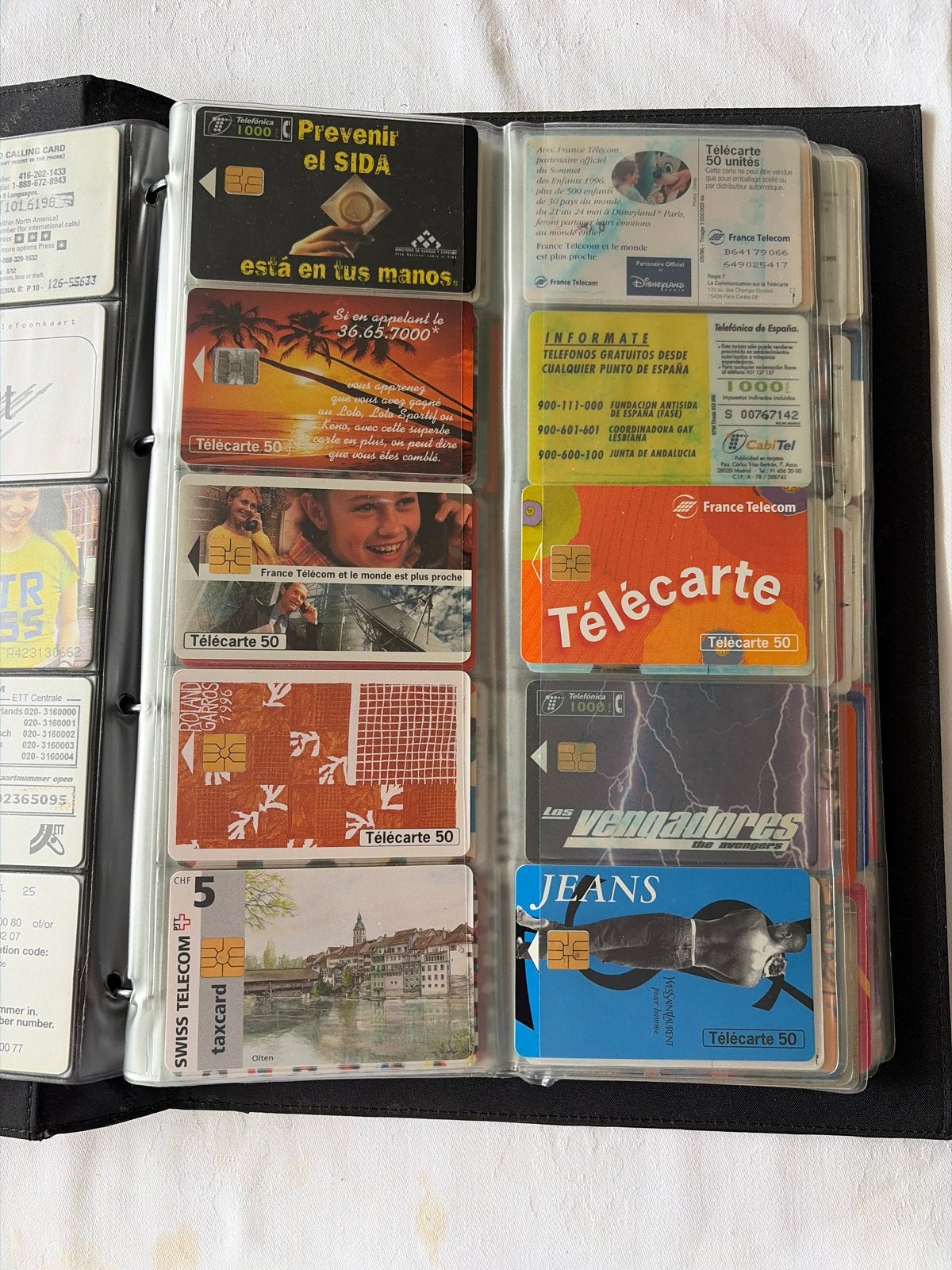 Verzameling van oude telefoonkaarten in album, Verzamelen, Ophalen of Verzenden, Buitenland