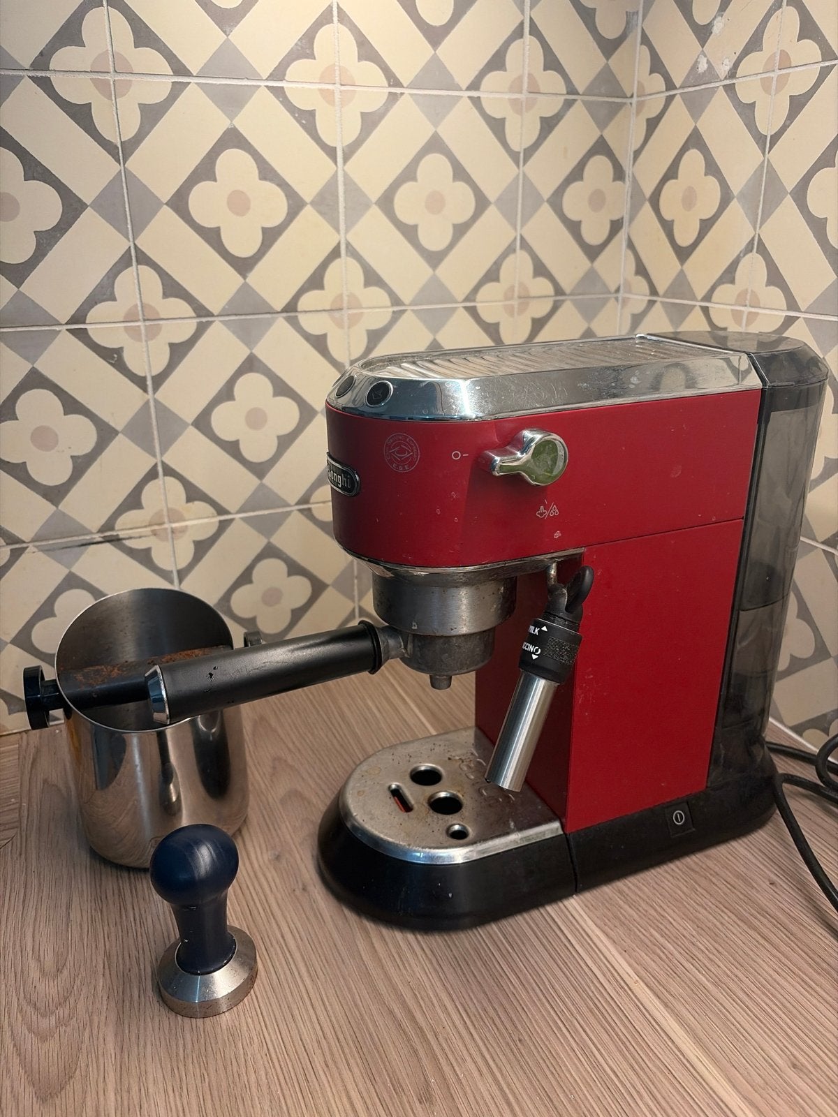 De'Longhi Dedica Style EC685.R Espressomachine Rood, Gebruikt, Espresso apparaat, Gemalen koffie, 1 kopje