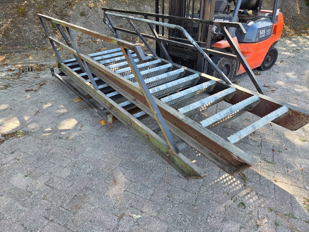 3 x trap met gegalvaniseerde treden en leuningen, Doe-het-zelf en Verbouw, Ladders en Trappen, Ophalen, Gebruikt, Minder dan 2 meter