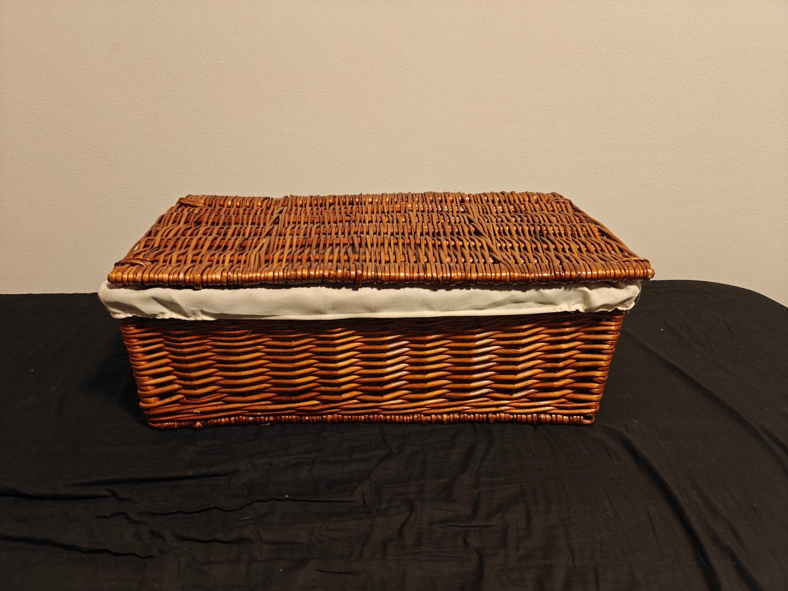 Grote rieten mand met deksel, Huis en Inrichting, Ophalen, Gevlochten, Mand, Zo goed als nieuw