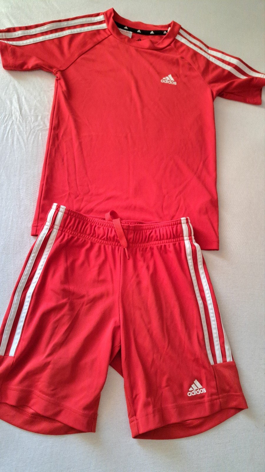 Adidas set voor kinderen - Rood shirt en korte broek, Kinderen en Baby's, Verzenden, Zo goed als nieuw, Adidas, Jongen of Meisje