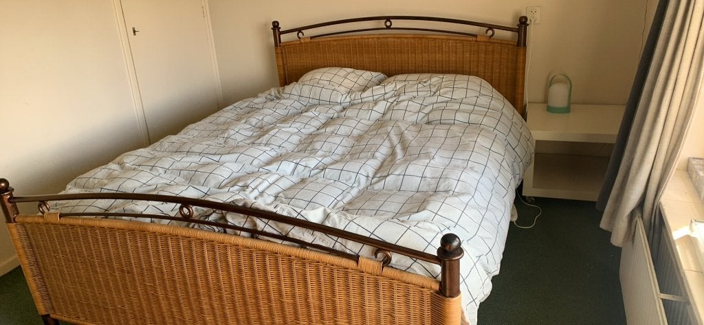 Tweepersoons Bedombouw Metaal met Riet 160x200, Huis en Inrichting, Slaapkamer | Bedden, Ophalen, Gebruikt, Bruin, Tweepersoons