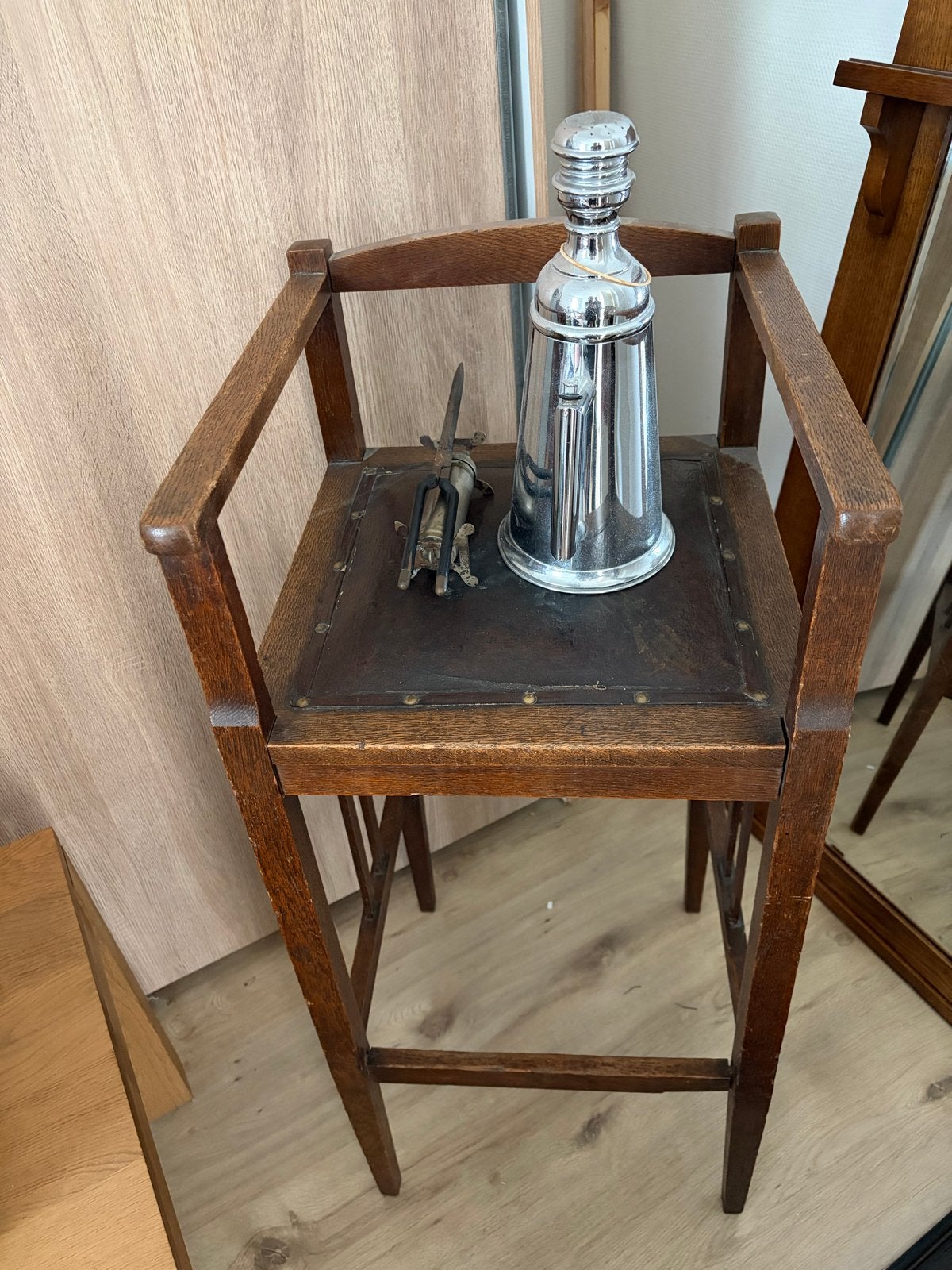 Gratis Vintage houten kinder kapperstoel met leren zitting, Ophalen