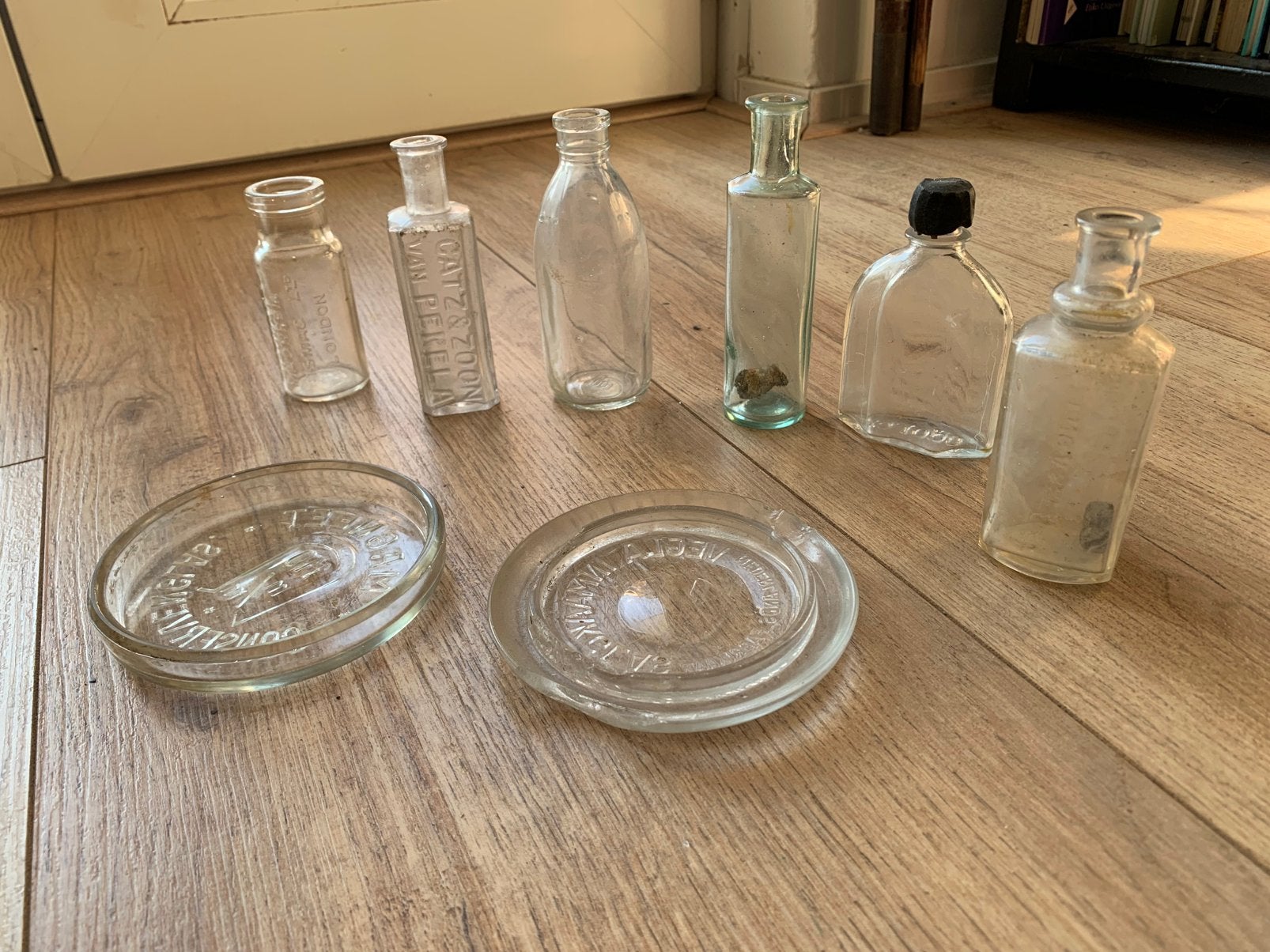 Antieke medicijnflesjes en glazen deksels glas bodemvondst, Ophalen of Verzenden