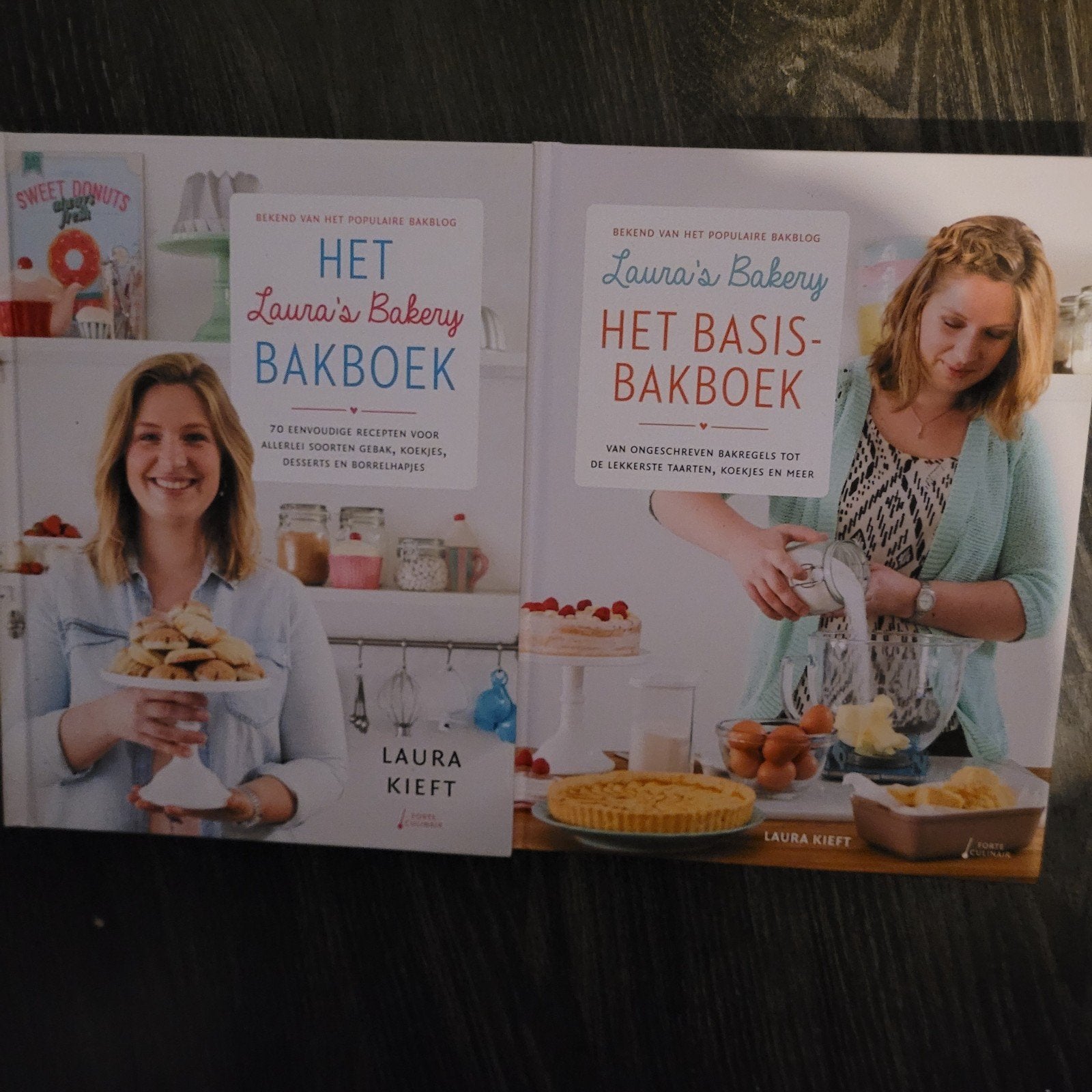 Laura's Bakery Bakboeken - Het Bakboek & Het Basis-Bakboek, Ophalen of Verzenden, Zo goed als nieuw, Laura Kieft, Taart, Gebak en Desserts