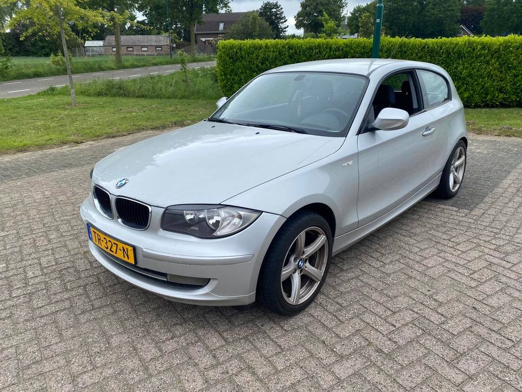 BMW 1-Serie 2.0 116I 3DR 2009 Grijs motorschade, Auto's, 1-Serie, Achterwielaandrijving, 1995 cc, 4 cilinders
