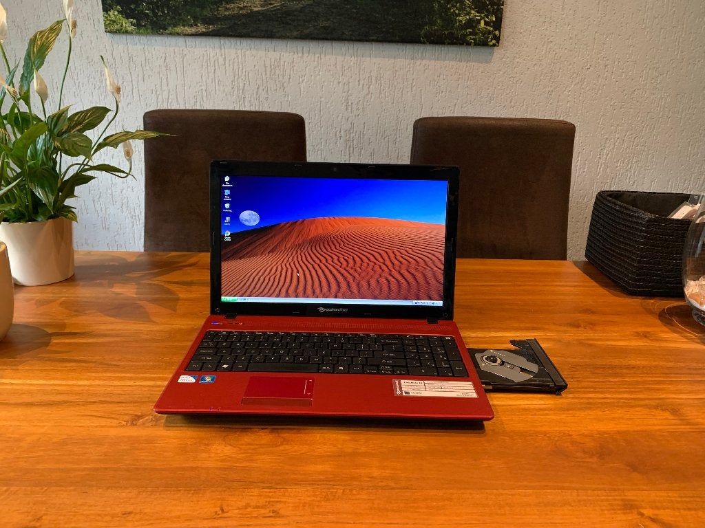Mooie rode 15 inch Windows XP Pentium laptop. accu prima, 2 tot 3 Ghz, Ophalen of Verzenden, Zo goed als nieuw, Intel Pentium P6200