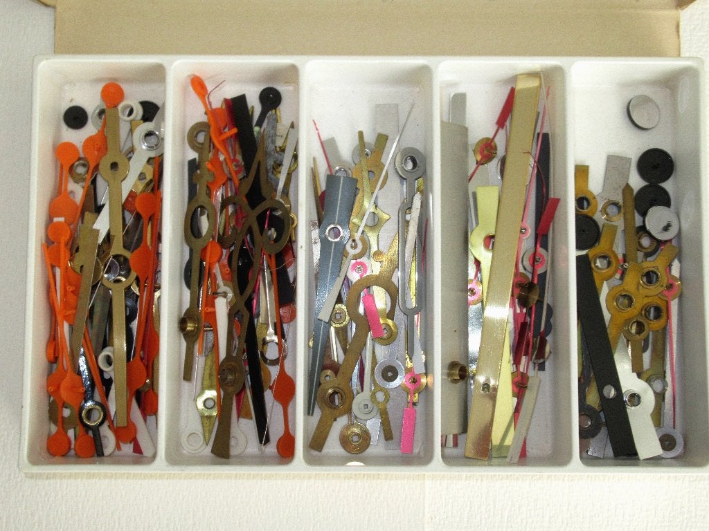 Partij van diverse klokken en wekker wijzers., Antiek en Kunst, Ophalen of Verzenden
