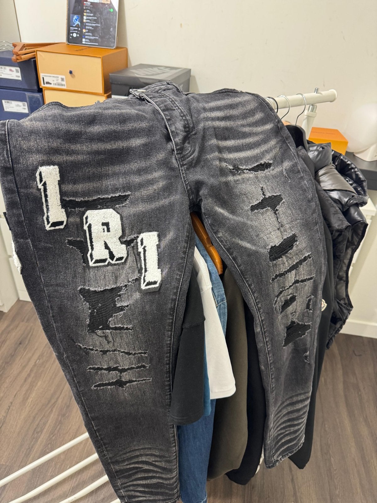 Amiri Varsity Logo Repair jeans zwart, Kleding | Heren, Spijkerbroeken en Jeans, Ophalen of Verzenden, Nieuw, Zwart