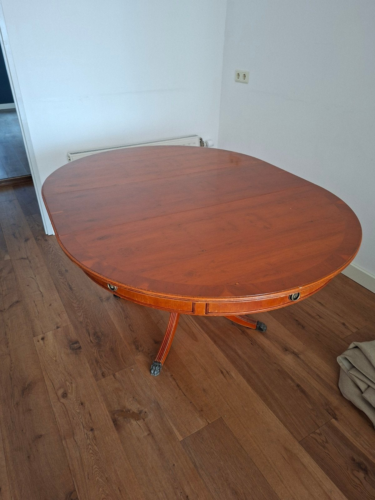 Antieke vintage ovale of ronde eettafel yew taxushout, 1980, Ophalen