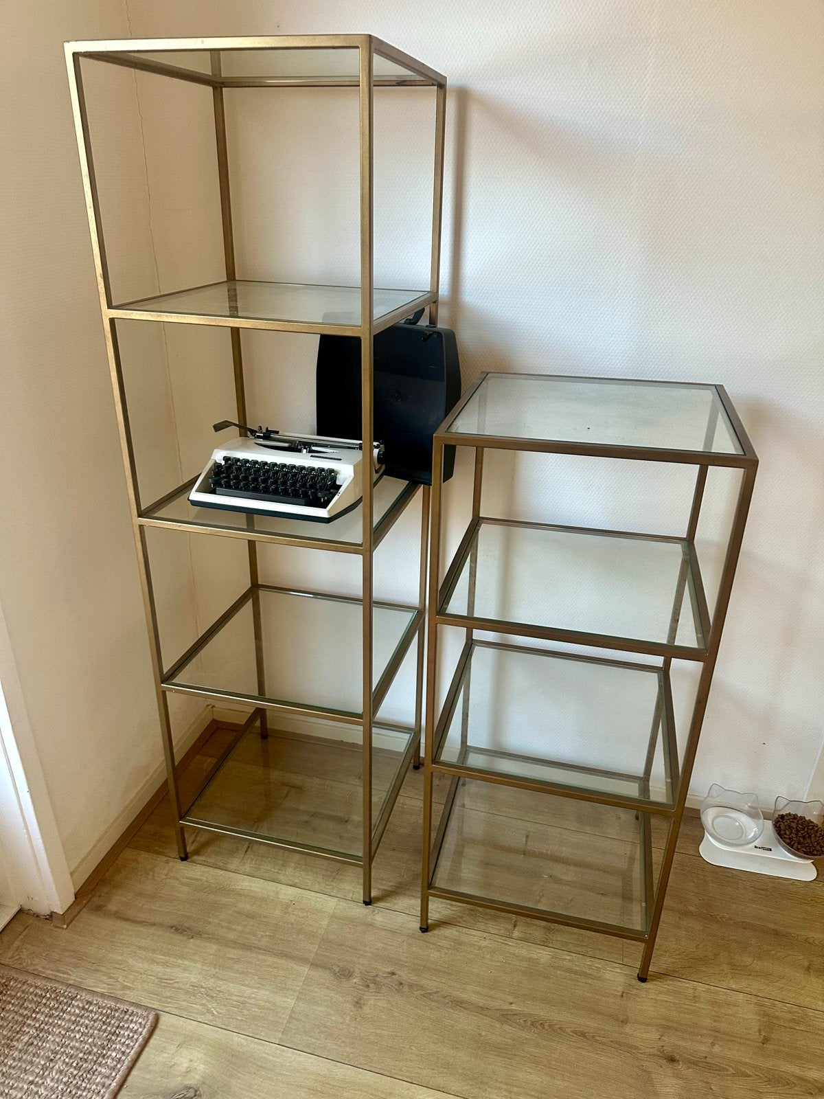 Set van 2 gouden kasten met uitneembare glasplaten, Huis en Inrichting, Kasten | Boekenkasten, Gebruikt, Minder dan 50 cm, 100 tot 150 cm