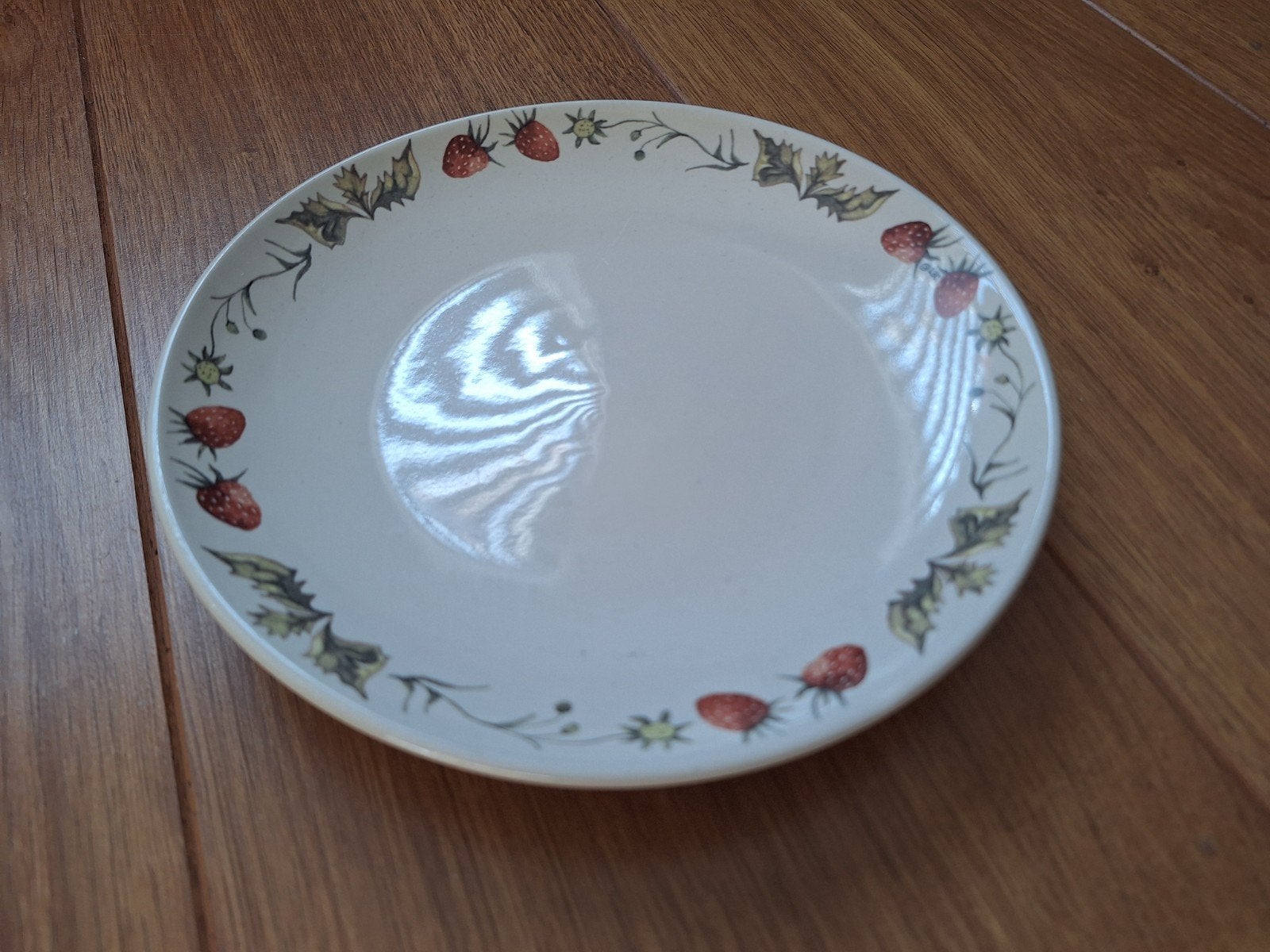 JET Aardbeien Bordje. Als nieuw!, Huis en Inrichting, Keuken | Servies, Ophalen of Verzenden, Zo goed als nieuw, Aardewerk, Bord(en)