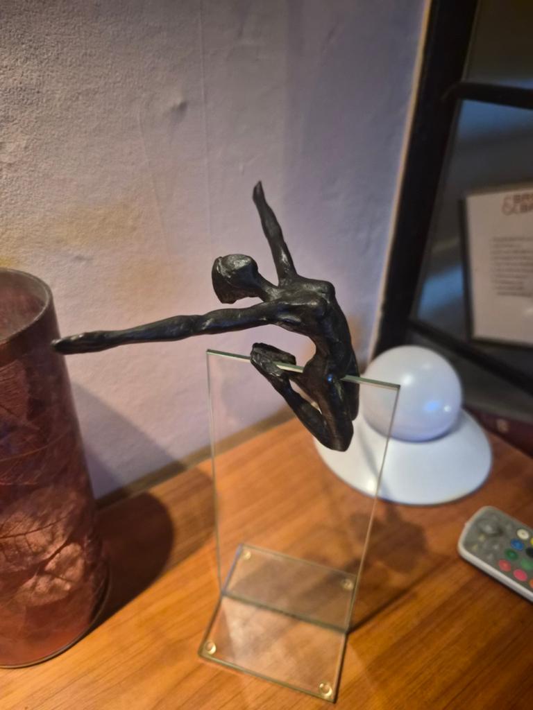 Bronzen beeldje van danseres op glazen sokkel, Ophalen, Minder dan 20 cm, Brons, Zwart
