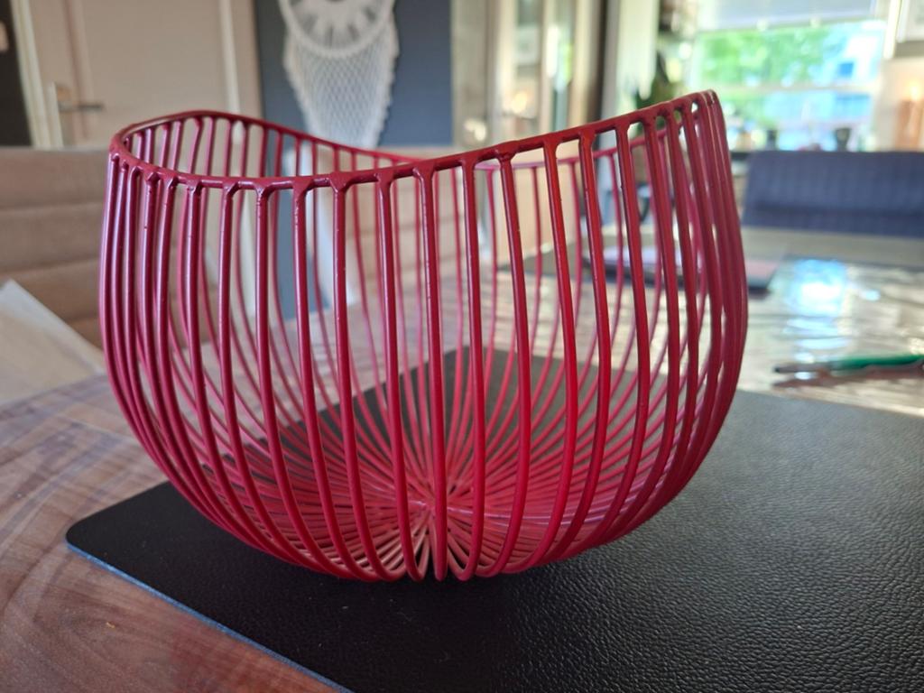 Serax fruitschaal van Gio rood metaal deseign NIEUW, Huis en Inrichting, Woonaccessoires | Schalen en Manden, Overige materialen