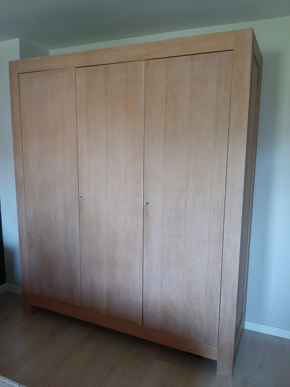 Houten kledingkast met 3 deuren en nachtkastjes, Ophalen, Met deur(en), Gebruikt, 200 cm of meer