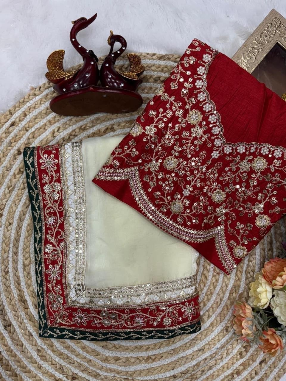 Nieuwe Saree met Rijk Borduurwerk en Blouse, Ophalen of Verzenden, Nieuw