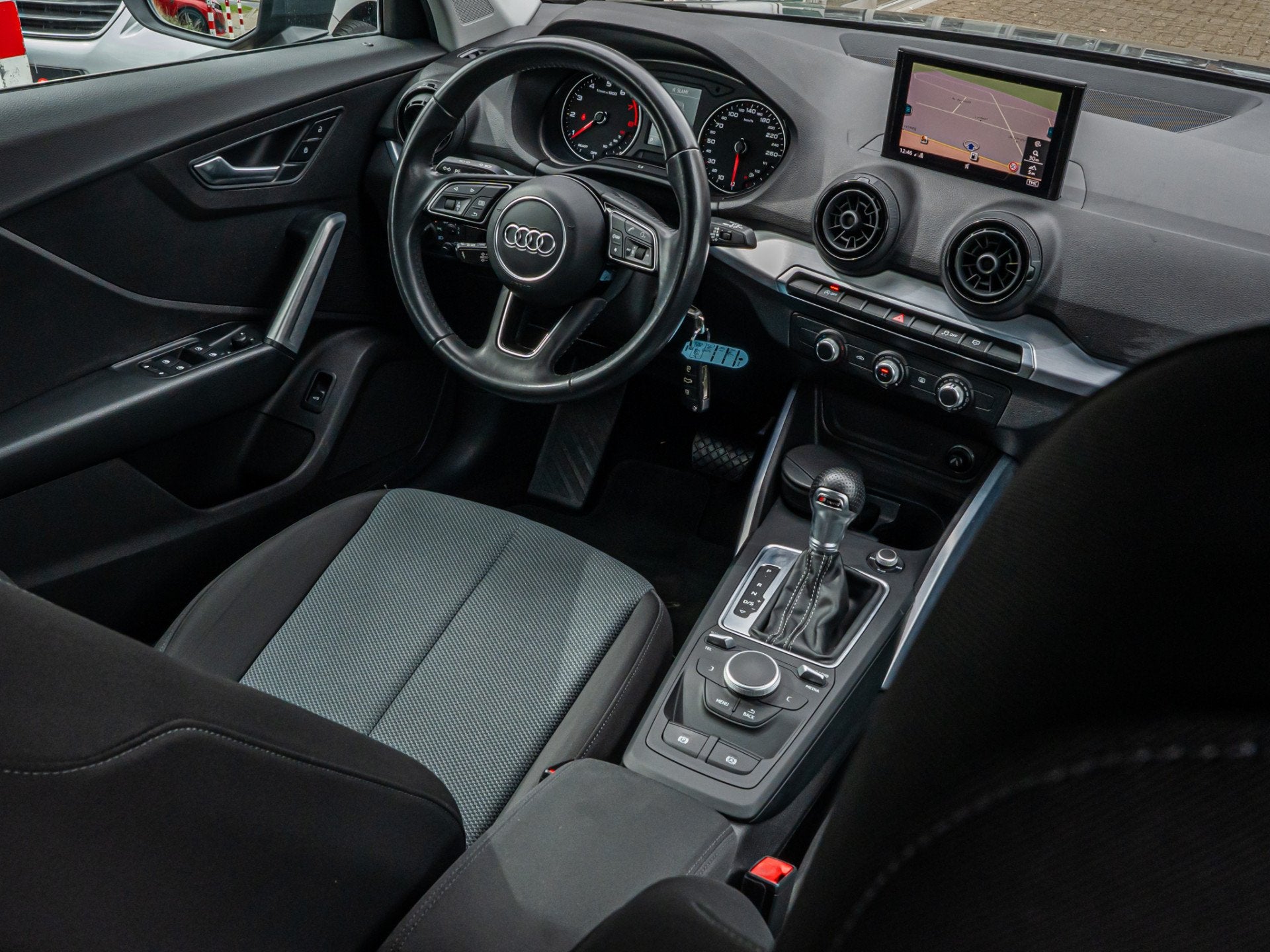Audi Q2 1.4 TFSI CoD Design S-Line ORG NL 19 INCH TREKHAAK P, Auto's, Stof, Gebruikt, 4 cilinders, 150 pk