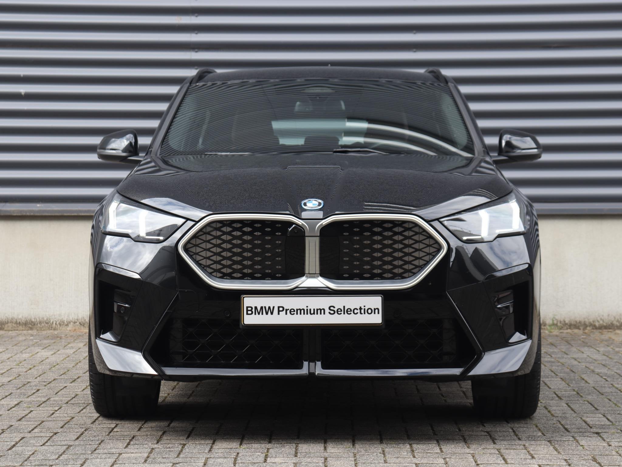 BMW iX2 eDrive20 | M Sportpakket | Innovation Pack | Head-Up, Auto's, BMW, 750 kg, Met garantie (alle), Zwart, 204 pk