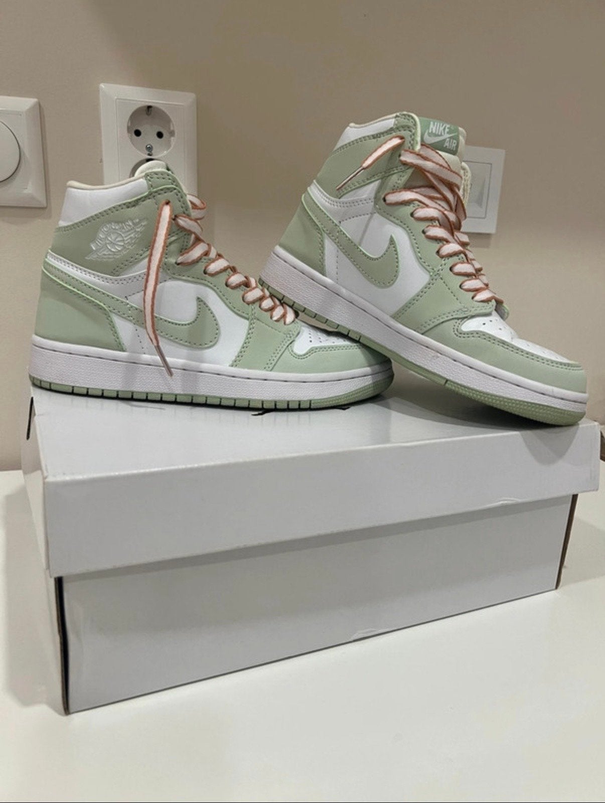 Nike Air Jordan 1 Mid - Mintgroen/Wit, Kleding | Dames, Schoenen, Ophalen of Verzenden, Groen, Sneakers of Gympen, Zo goed als nieuw