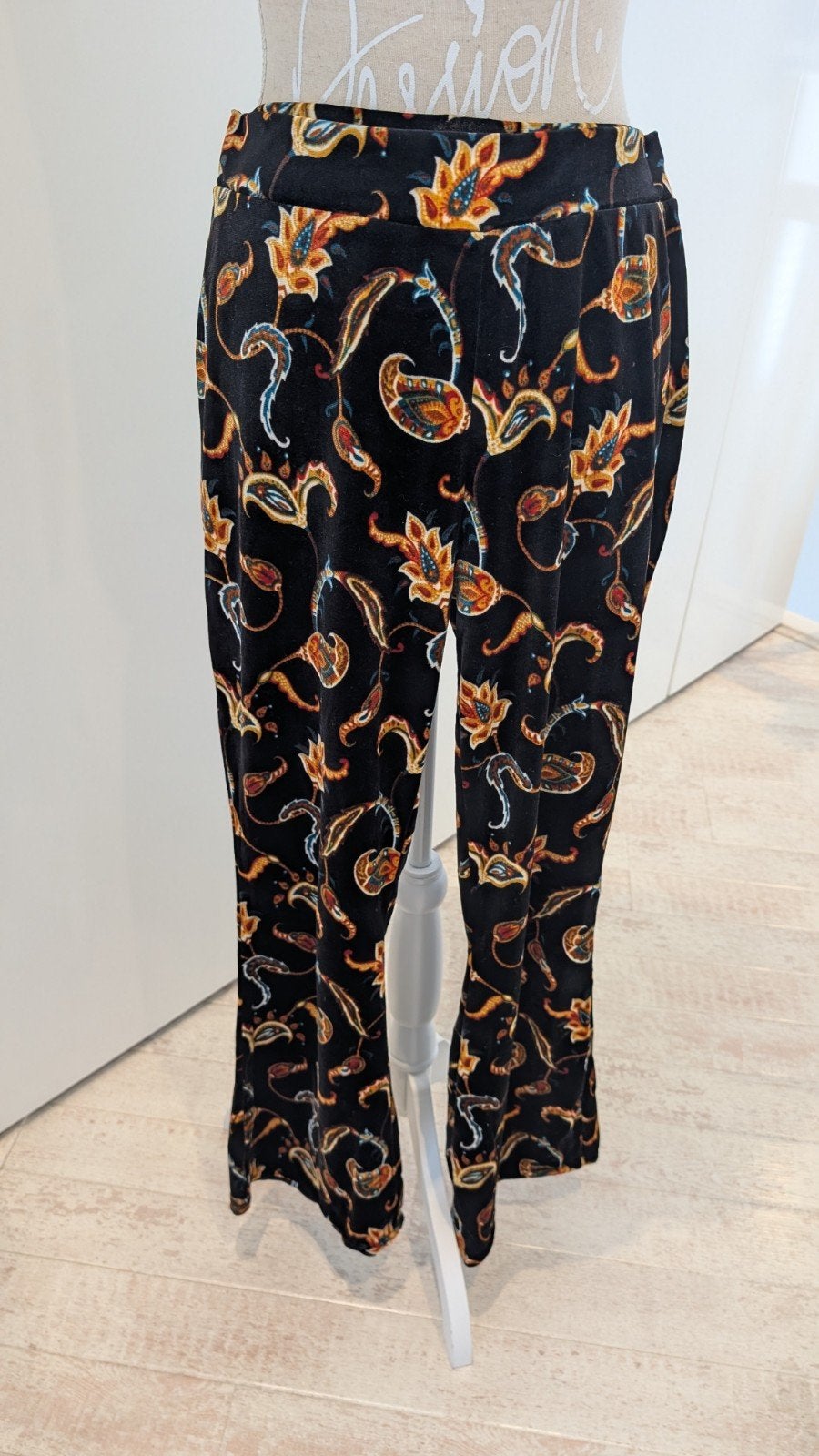 Fluweelzachte flared broek met print - Maat L, Zwart, Maat 42/44 (L), Ophalen of Verzenden, Zo goed als nieuw