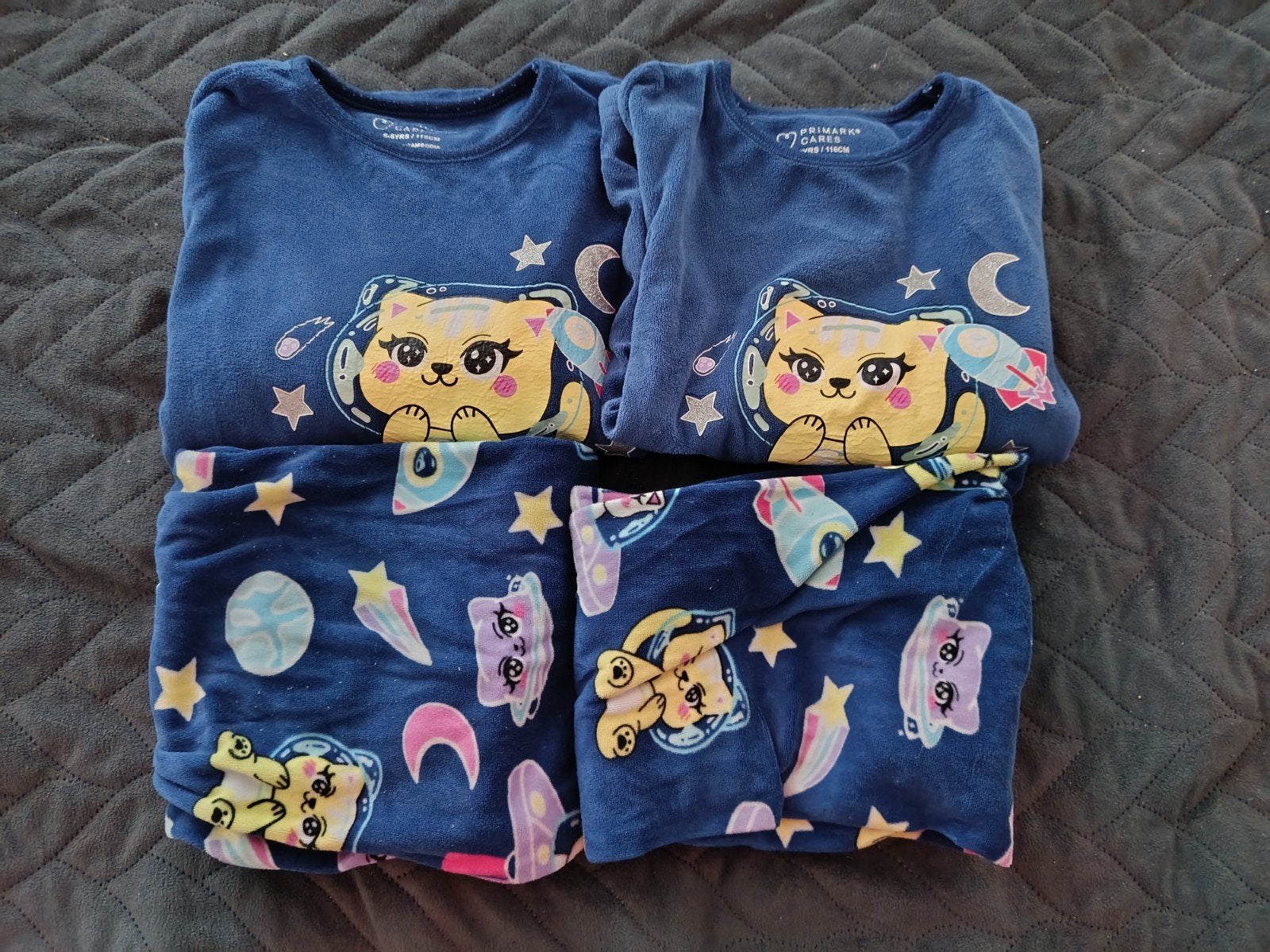 2x Space Cat Pyjama Set Maat 116, Kinderen en Baby's, Ophalen, Nacht- of Onderkleding, Gebruikt, Jongen of Meisje
