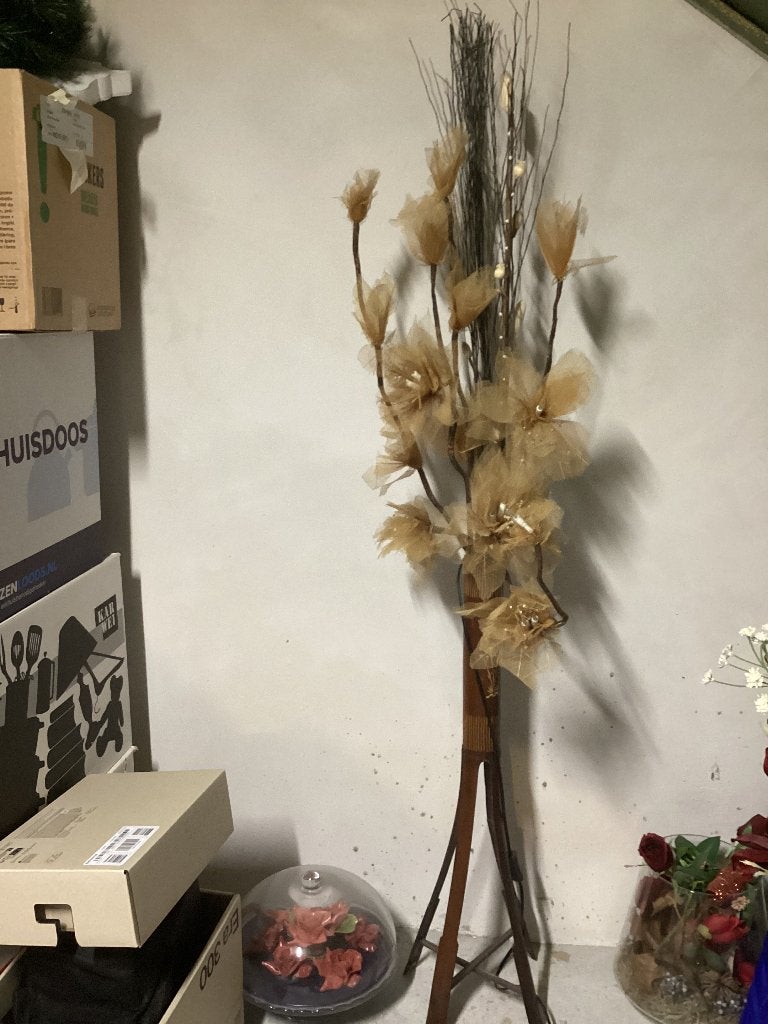 Handgemaakte vloerlamp met gedroogde bloemen en bamboe, Huis en Inrichting, Lampen | Vloerlampen, Ophalen, Gebruikt, Natuurlijk materiaal