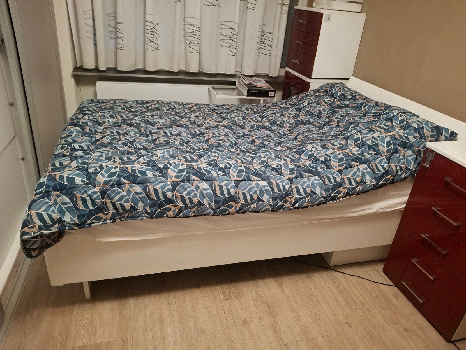 Bed met elektrische lattenbodem en matras (120x220 cm), Ophalen, Verstelbaar, Zo goed als nieuw, Twijfelaar