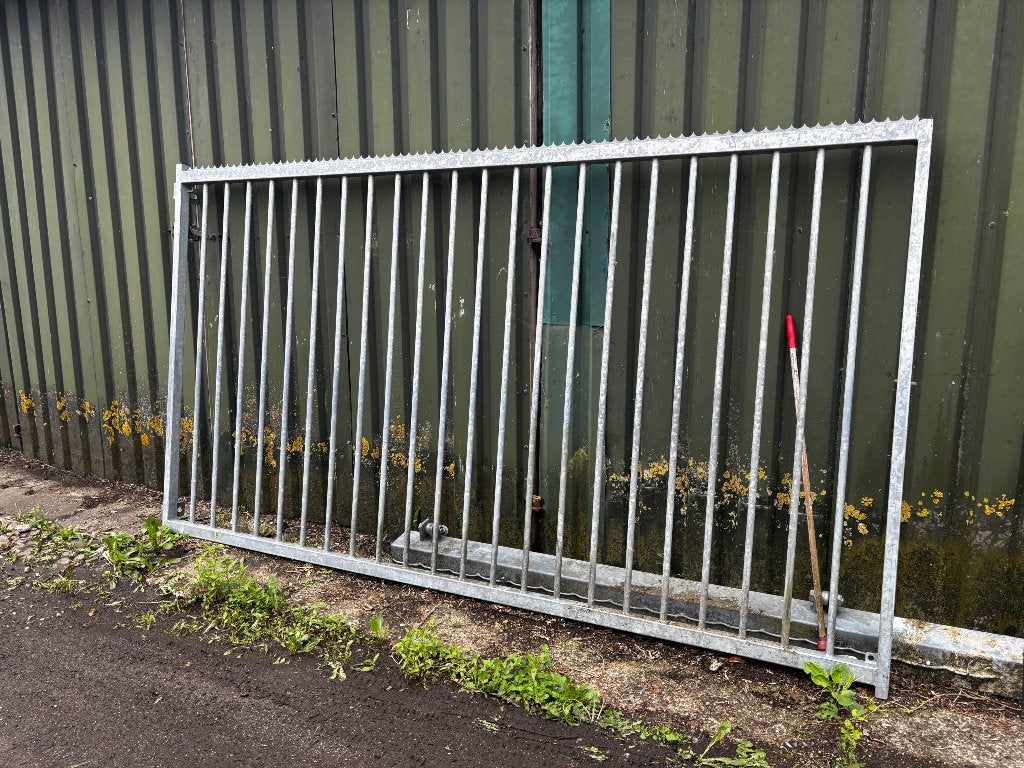 Hekwerk poort met paal (afmeting 3,5 m lang en 1,95 hoog), Tuin en Terras, Tuinhekken en Hekwerk, Ophalen, Met poort, Spijlenhekwerk