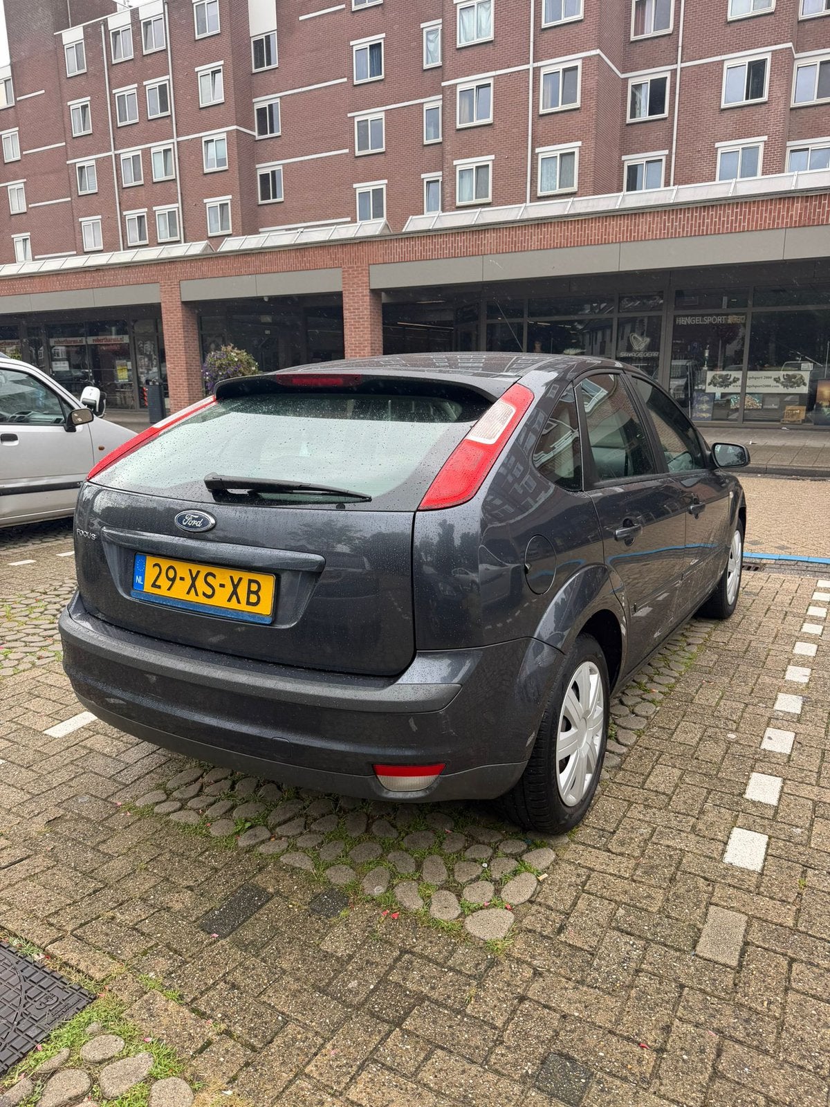 Ford Focus 1.6 74KW 5D 2007 Grijs, Auto's, 1596 cc, 15 km/l, 4 cilinders, 49 €/maand